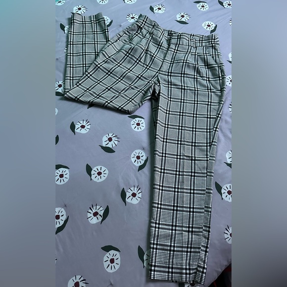 Abercrombie & Fitch Black & White Plaid Pants - Picture 7 of 12